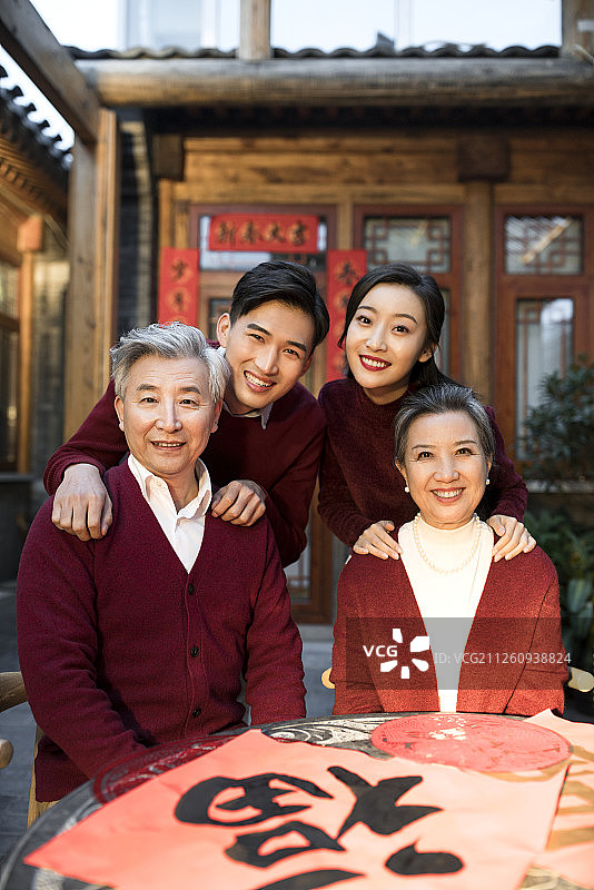 幸福的一家人庆贺新年图片素材