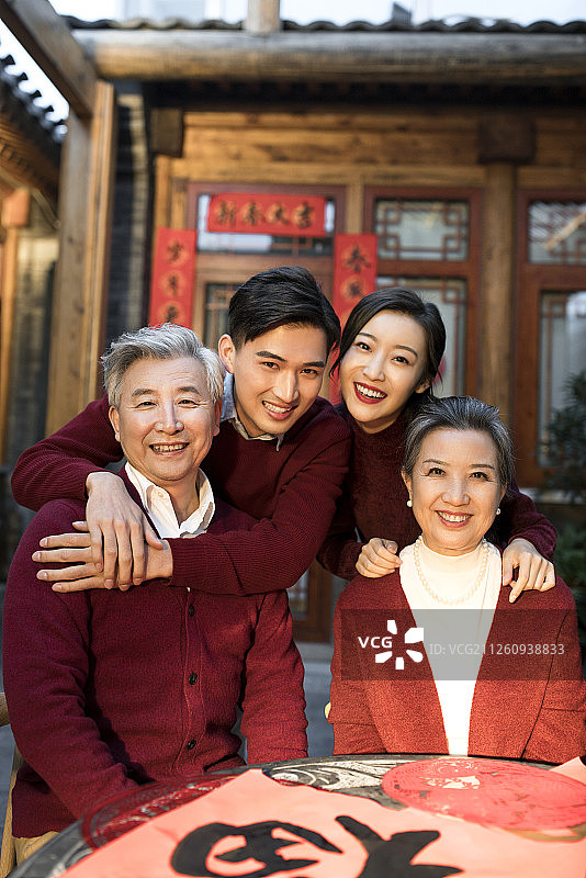 幸福的一家人庆贺新年图片素材