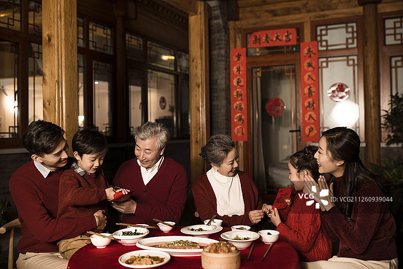 幸福家庭吃年夜饭图片素材