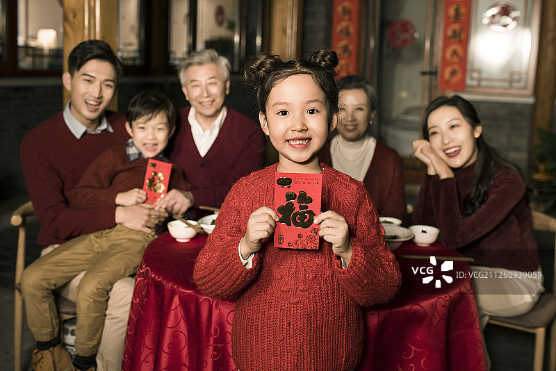 可爱的小女孩拿着红包图片素材