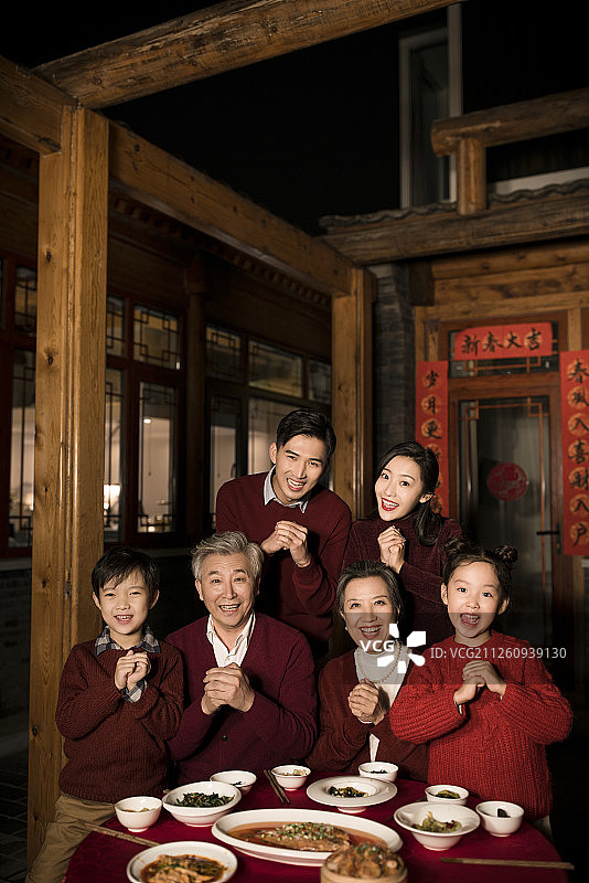 幸福家庭吃年夜饭图片素材