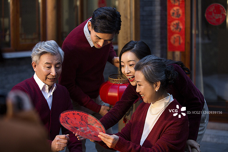 快乐的一家人在家布置新年装饰图片素材