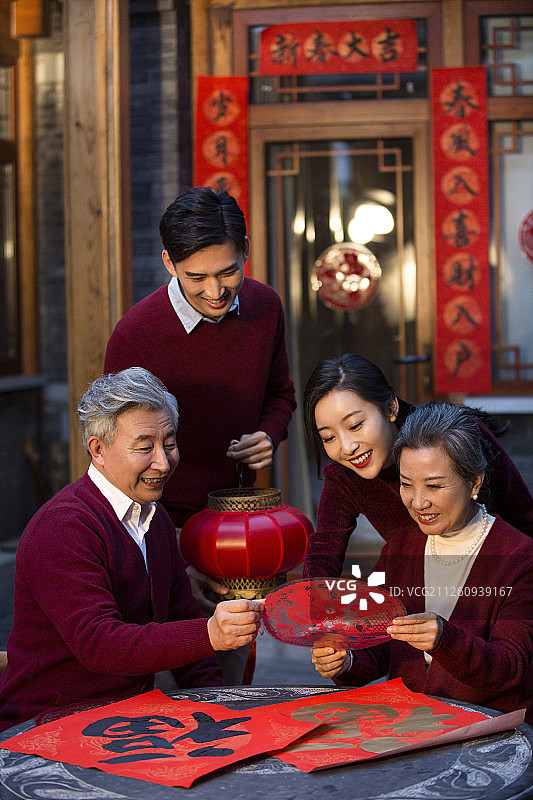 快乐的一家人在家布置新年装饰图片素材