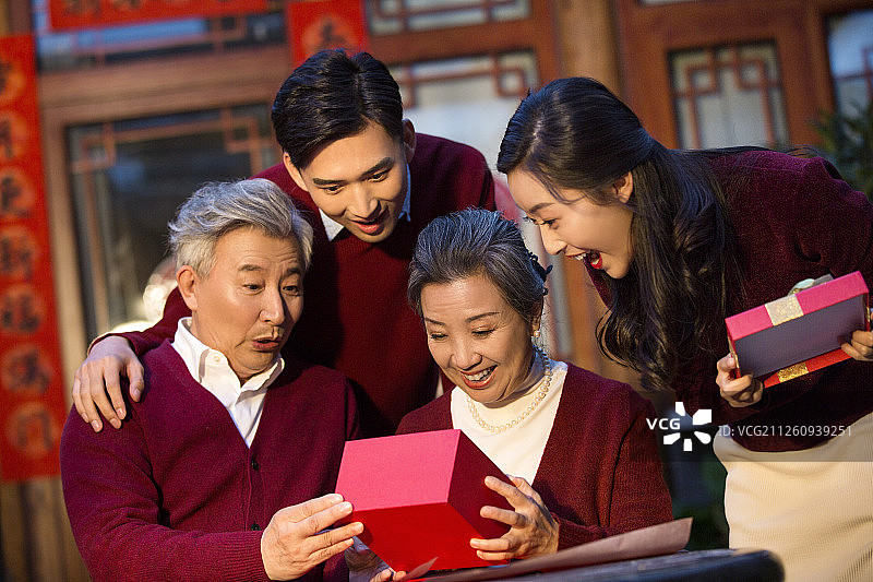 子女送父母新年礼物图片素材