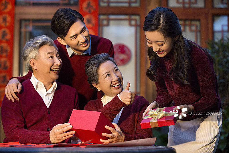 子女送父母新年礼物图片素材