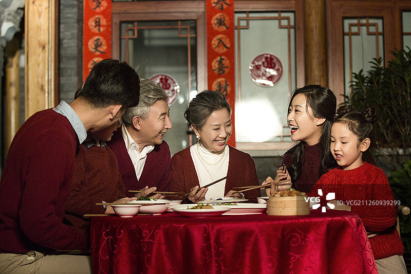 幸福家庭吃年夜饭图片素材