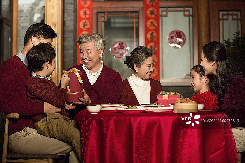 幸福家庭吃年夜饭图片素材
