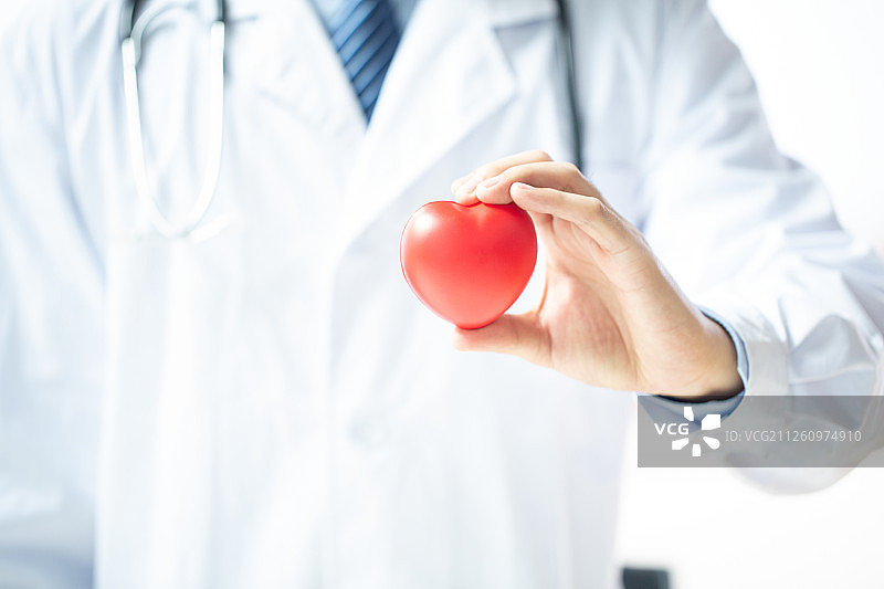 医生手握心形健康概念图片素材