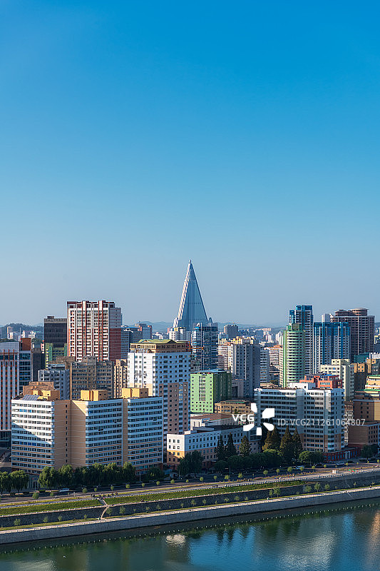 朝鲜柳京饭店与西平壤城市天际线高视角图片素材