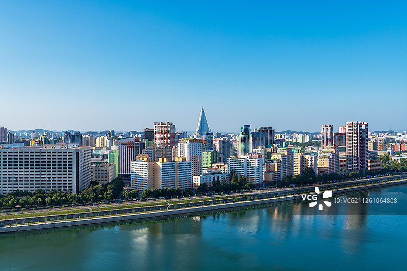 朝鲜柳京饭店与西平壤城市天际线高视角图片素材