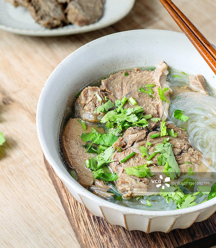 撒了香菜的羊肉粉丝汤图片素材