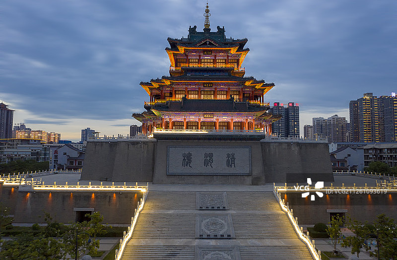 陕西省咸阳市地标性历史古建筑：清渭楼夜景图片素材
