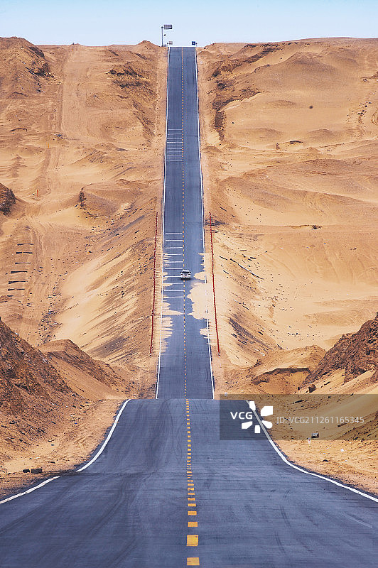 沙漠上的陡坡公路图片素材