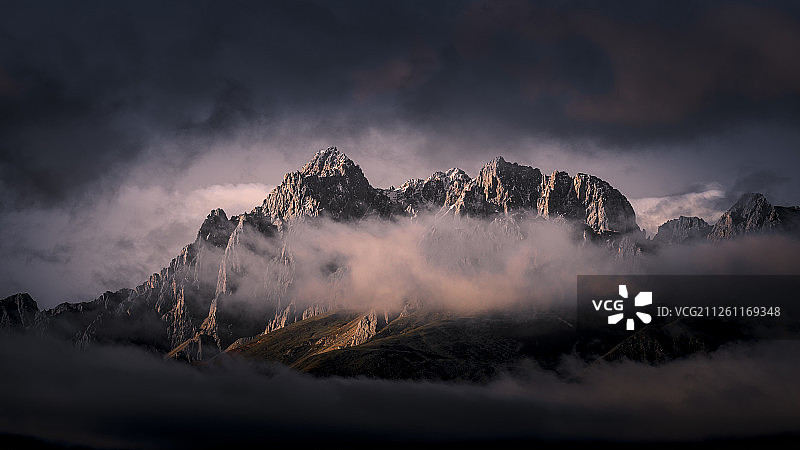 四川省甘孜石头山图片素材