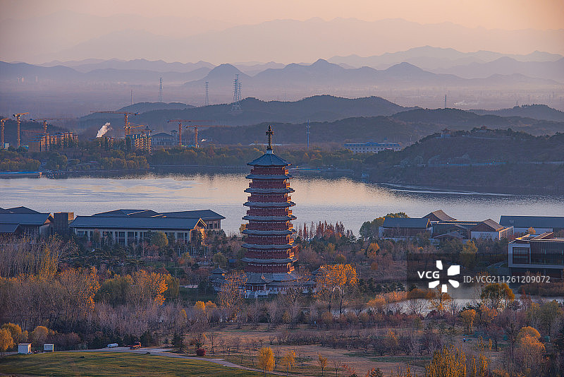 晨曦中的雁栖塔图片素材