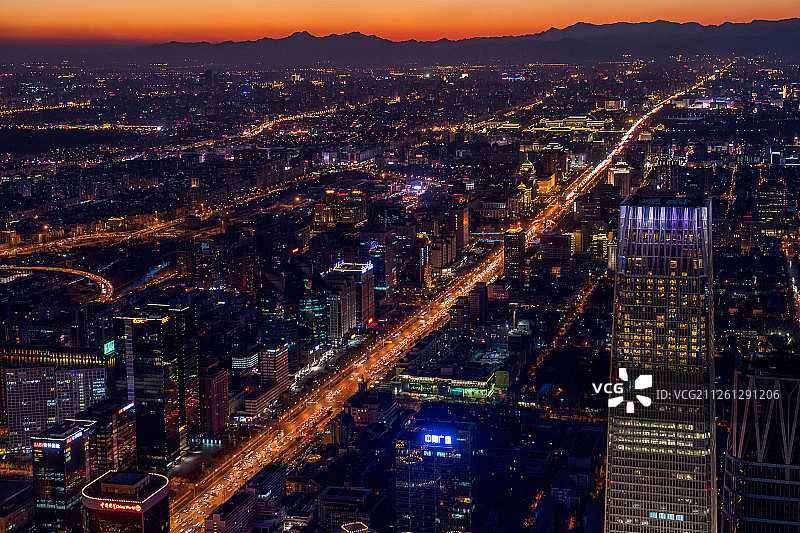 夕阳下的长安街国贸西山图片素材