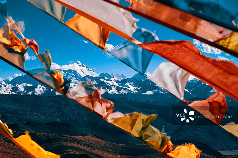 透过经幡遥看珠穆朗玛峰图片素材