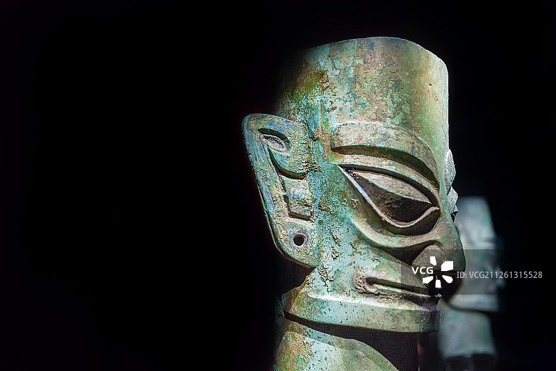 四川三星堆青铜人面像特写图片素材