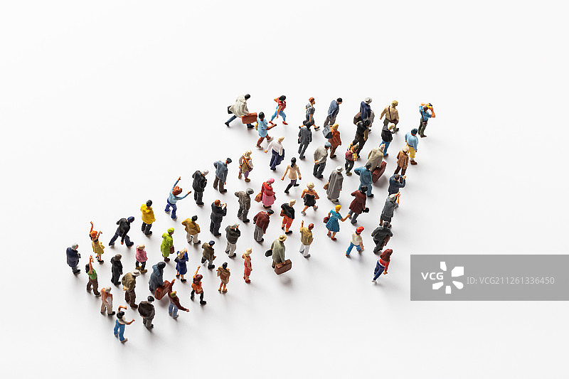 大量人群组成的箭头符号图片素材
