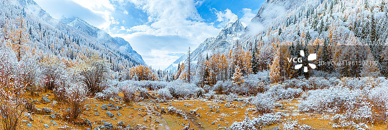四川阿坝四姑娘山长穿毕徒步路中路过无名垭口初雪放晴图片素材