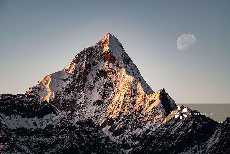 四姑娘山幺妹峰日照金山特写图片素材