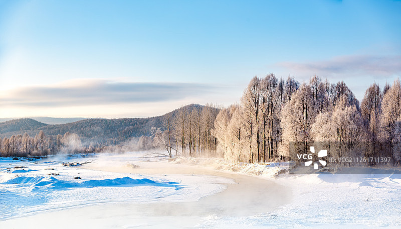 内蒙古根河市大兴安岭  不冻河清晨  雾凇 雪域松林图片素材