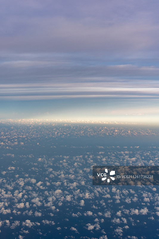 飞机舷窗外的海洋日落图片素材
