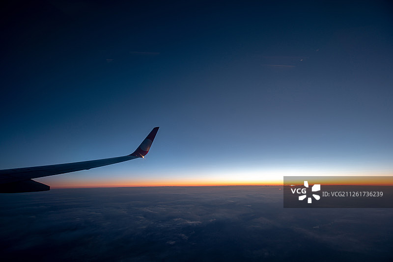 飞机舷窗外的日落图片素材