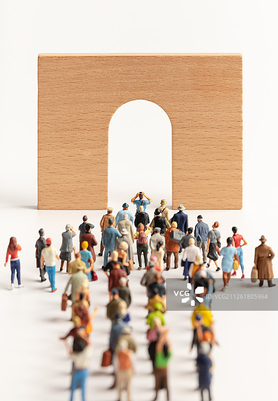 人群组成的形状面前有一扇大门图片素材