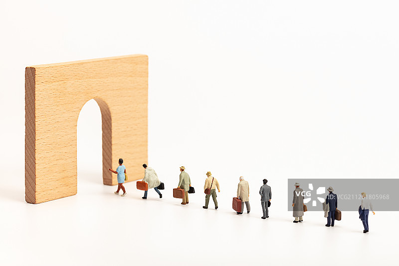 人群组成的形状面前有一扇大门图片素材