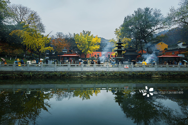 秋雨中的南京栖霞古寺图片素材