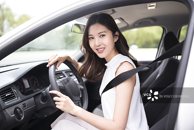 年轻女子在4s店选购汽车图片素材