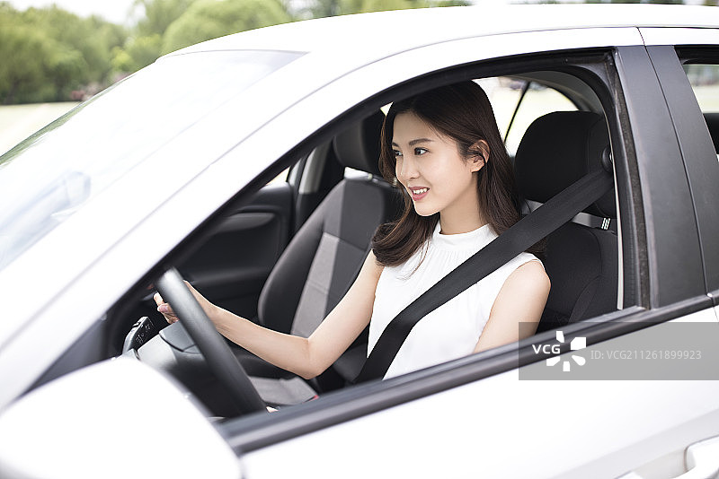 年轻女子在4s店选购汽车图片素材