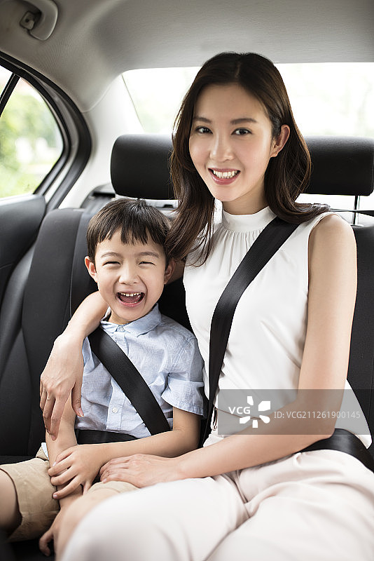 母子一起坐车出游图片素材