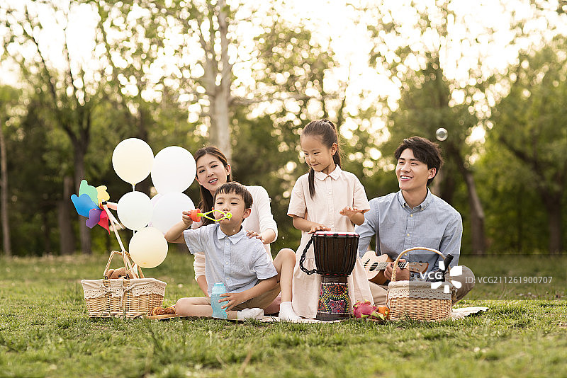一家人在公园野餐玩耍图片素材