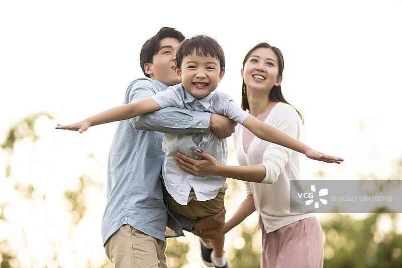 年轻家庭在公园玩耍图片素材