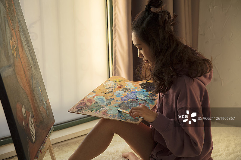 画画的年轻女性图片素材