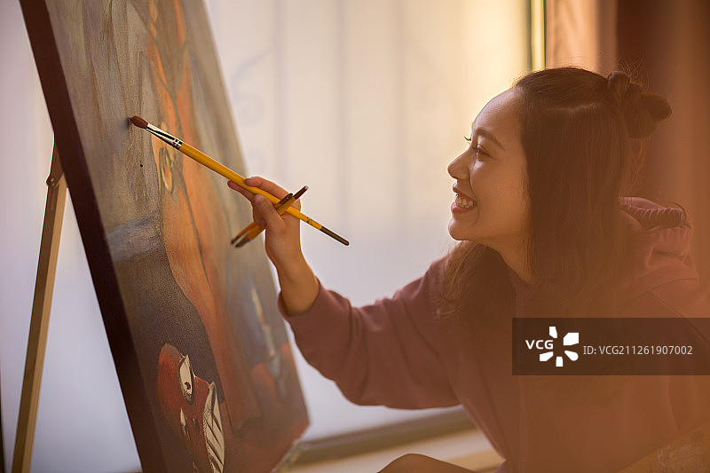 画画的年轻女性图片素材