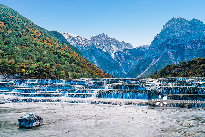 中国云南丽江玉龙雪山蓝月谷白水台瀑布风光图片素材