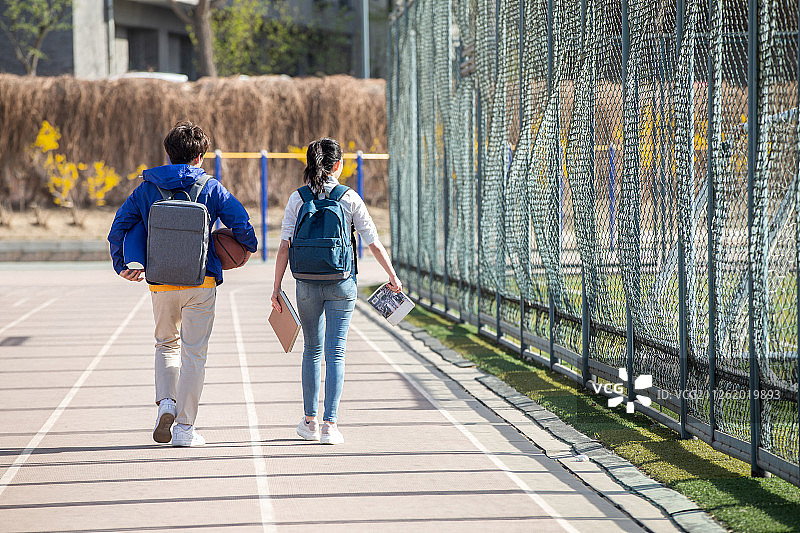 快乐的大学生情侣图片素材
