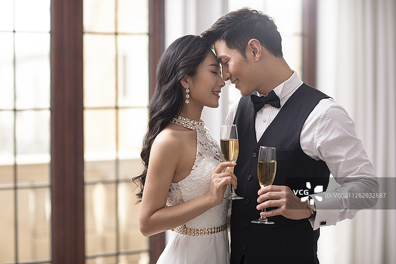 年轻夫妇在家共享甜蜜时光图片素材
