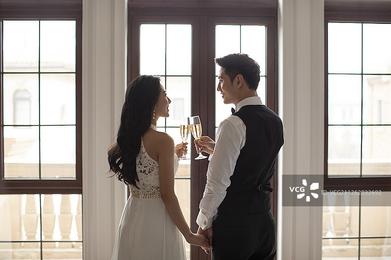 年轻夫妇在家喝香槟图片素材