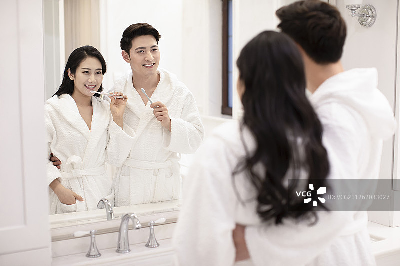 年轻夫妇在浴室刷牙图片素材