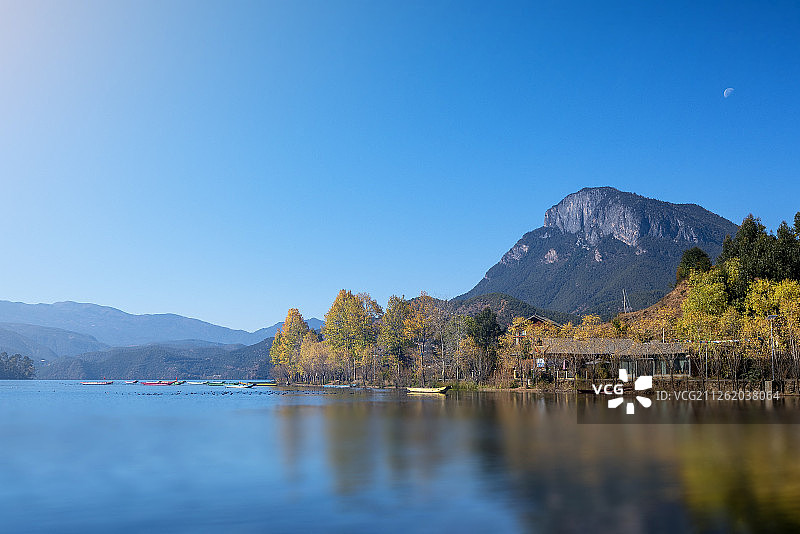 云南泸沽湖边的码头图片素材