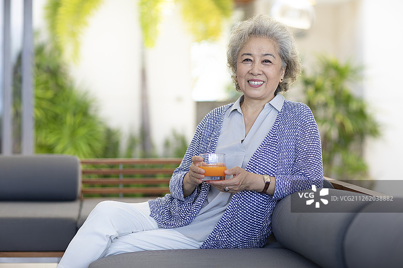 老年人坐在酒店房间沙发上图片素材