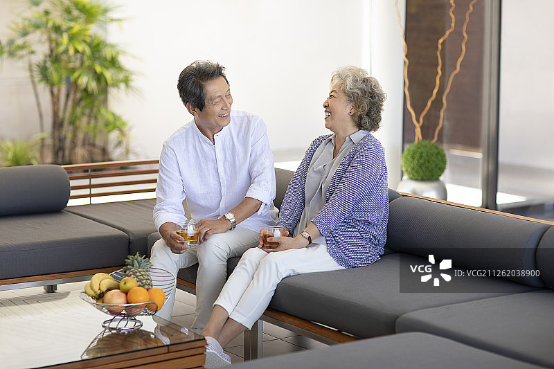 老年夫妇在酒店房间喝酒图片素材