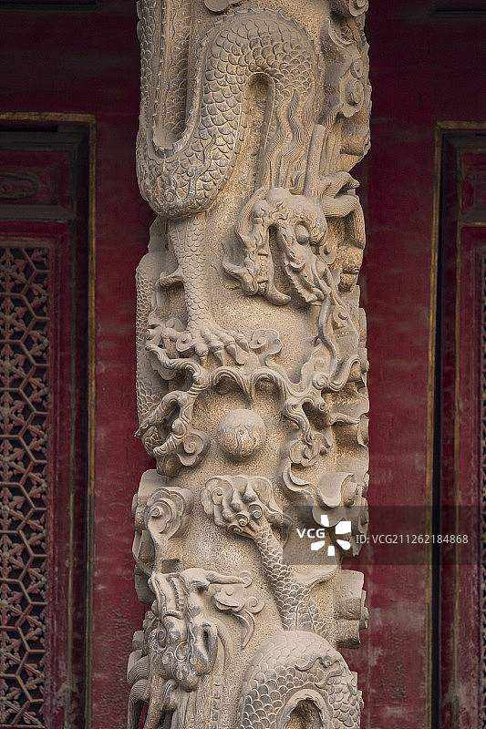 山东曲阜孔庙大成殿的盘龙石柱图片素材