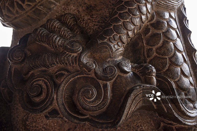 山东曲阜孔庙大成殿的盘龙石柱图片素材