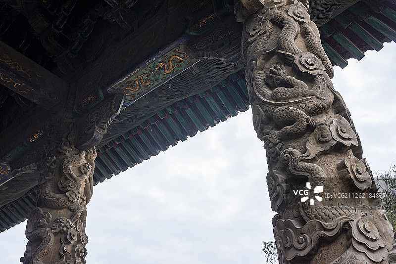 山东曲阜孔庙大成殿的盘龙石柱图片素材