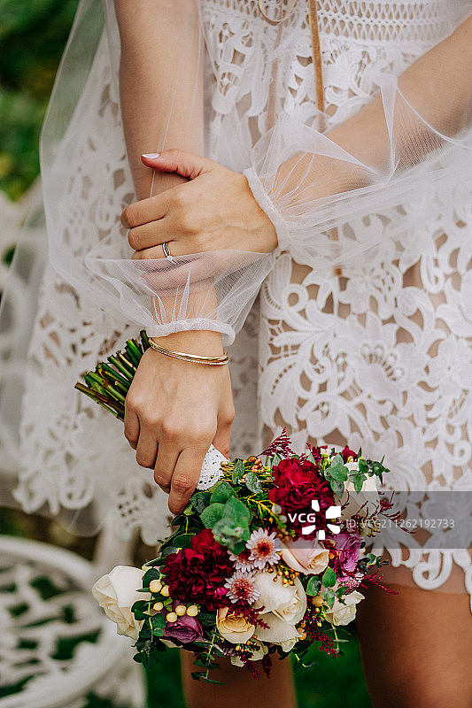 秘鲁利马，手捧鲜花的女人图片素材